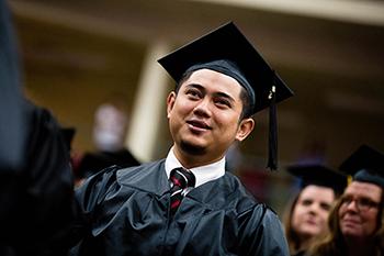 5月17日，罗文-卡巴拉斯社区学院庆祝了学院历史上最大的毕业班