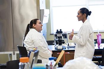 罗文-卡巴罗斯学生菲奥娜·克拉克在新拨款资助的帮助下深入研究科学